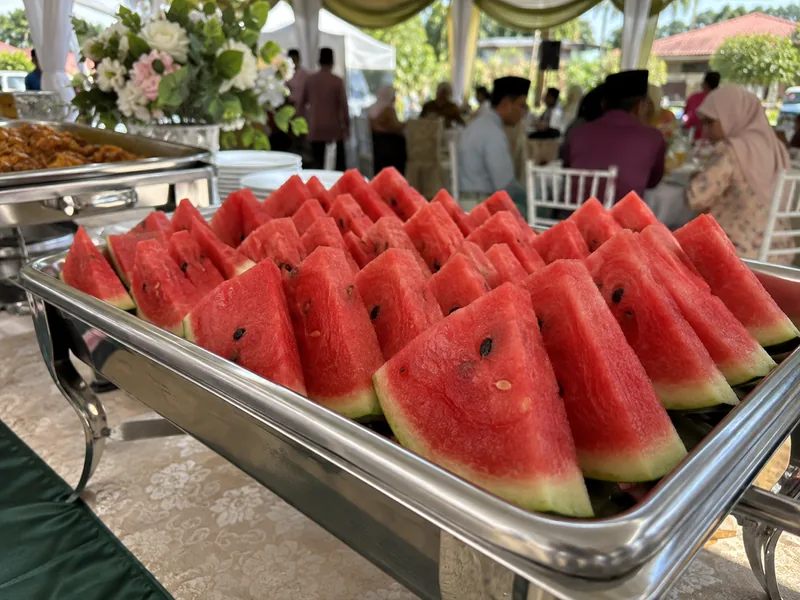 Hirisan tembikai merah di atas dulang buffet katering